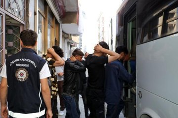 VAN'DA APARTMANDA 1'İ ÇOCUK 16 KAÇAK GÖÇMEN YAKALANDI