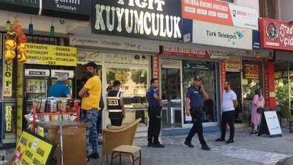 MÜŞTERİ GİBİ GİRDİKLERİ KUYUMCUDAN 100 BİN LİRALIK DÖVİZ ÇALDILAR