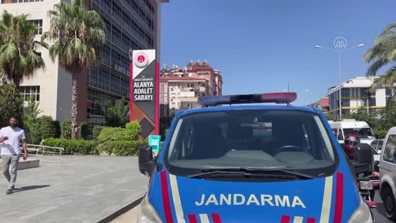 Kendilerini "istihbaratçı" olarak tanıtan 5 kişi yakalandı
