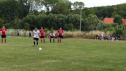 Roland Kues trifft für den FC Lindenberg Adelebsen gegen die SG Rehbachtal III
