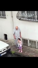 Küçük bir kız çocuğunun dedesiyle geçirdiği harika zaman ❤️