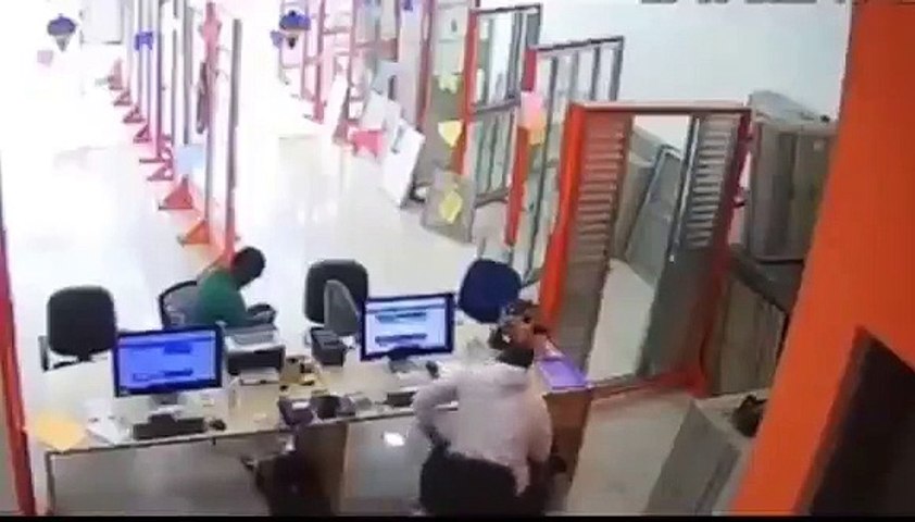 Son premier jour au travail s'est bien passé, jusqu'à ce moment