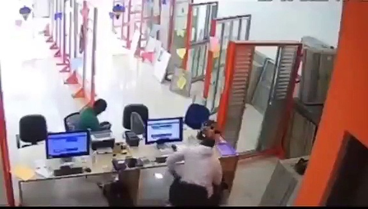 Son premier jour au travail s'est bien passé, jusqu'à ce moment