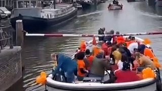 Une barque de touriste à Amsterdam et le drame survient !