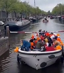 Une barque de touriste à Amsterdam et le drame survient !