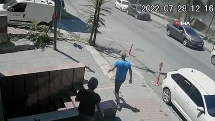 İstanbul'da freni boşalan kamyonet böyle uçtu