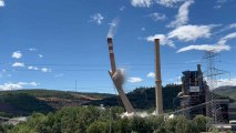 Momento de la voladura de una de las chimeneas de la central de La Robla, este jueves.