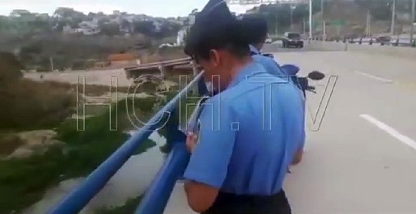 Hombre con problemas mentales salta de un puente de manera suicida y se salva de milagro