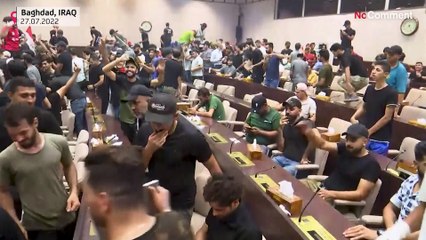 بدون تعليق: على المكاتب وفوق الطاولات...المتظاهرون المؤيدون لمقتدى الصدر يقتحمون البرلمان العراقي