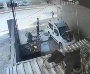 Zincirleme kazada yoldan geçen kadın saniyelerle kurtuldu