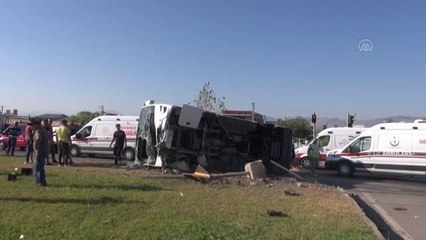 Midibüsle kamyonetin çarpıştığı kazada 5 kişi yaralandı