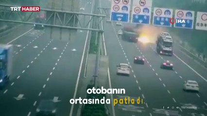 Kimyasal ürün yüklü kamyon otobanın ortasında patladı