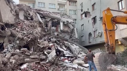 Yıkım sırasında zarar gören binadaki 5 daire boşaltıldı