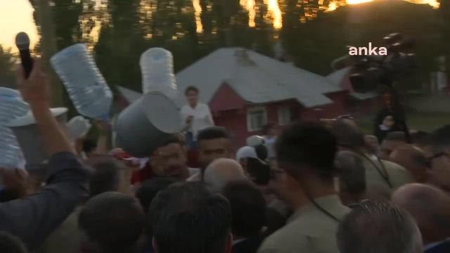 Kılıçdaroğlu, Ağrı'da; 20 Yıldır Sularının Olmadığını Belirten Yurttaşları Dinledi: Bir Kere Olsun Bu Mahalleye Adım Atmadılar.