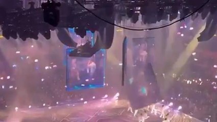 Konser sırasında dev ekran dansçıların üzerine düştü