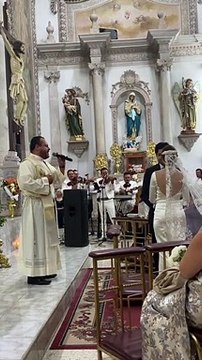 Sacerdote le cantó a los novios frente al altar y todos quedaron sorprendidos