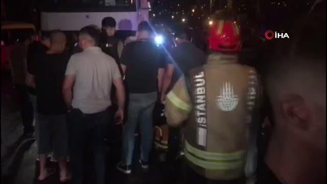 Avcılar'da fabrika yangınının çıktığı caddede trafik akışını sağlayan bekçiye araba çarptı