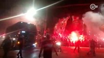 Torcida do São Paulo faz festa impressionante na chegada do time ao Morumbi