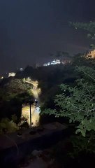 شاهد.. لحظات تحبس الأنفاس لانهيار جبلي في "فيفاء"