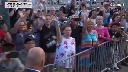 البابا فرنسيس في جولة بسيارته الخاصة وسط الحشود في كيبيك