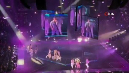 Konser sahnesinde kabus! Dev ekran sanatçıların üzerine düştü