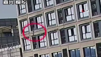 5. kattan düşen çocuğu havada yakaladı