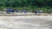 MP : 200 स्कूली बच्चे जान जोखिम में डालकर कर रहे उफनती नदी पार, प्रियंका गांधी ने सरकार को दी नसीहत