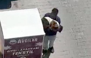 AVCILAR'DA GİYSİ KUMBARASINDAN HIRSIZLIK KAMERADA