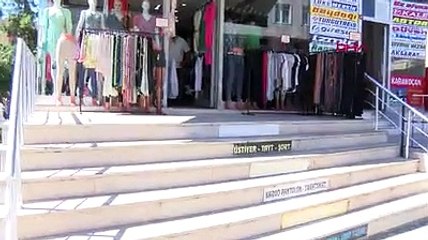 Sokak köpeklerine içki şişesi fırlattı