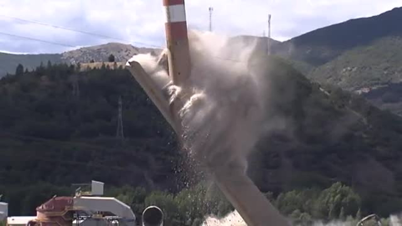 48 kilos de explosivos derriban la chimenea de la central térmica de la Robla