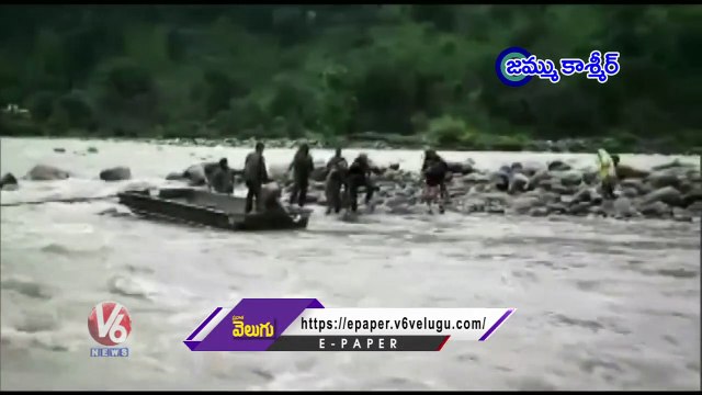 Indian Army Rescued Four Youths Trapped In Floods | Jammu and Kashmir | V6 News (1)