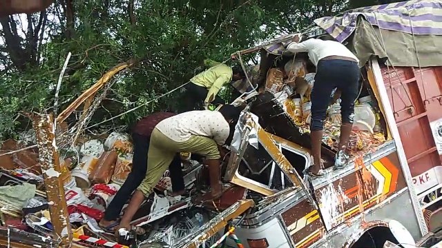 कलर पेंट से भरा ट्रक खाई में गिरा, केबिन पिचक गया, खलासी का शव निकालने के लिए तोड़ा केबिन