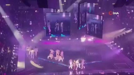Konser sırasında dev ekran dansçıların üzerine düştü