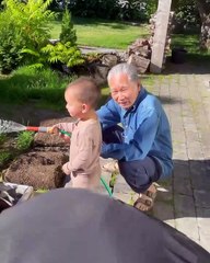 Leon đã biết phụ ông bà tưới cây