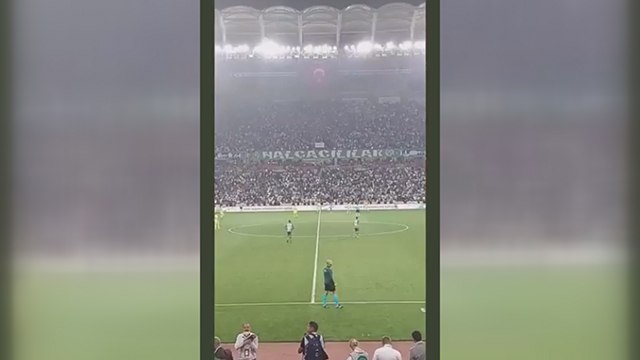 Konyasporlu taraftarlar stadı İzmir Marşı’yla inletti