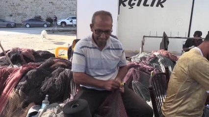 Gündüz balık ağı örüyor akşam maratona hazırlanıyor