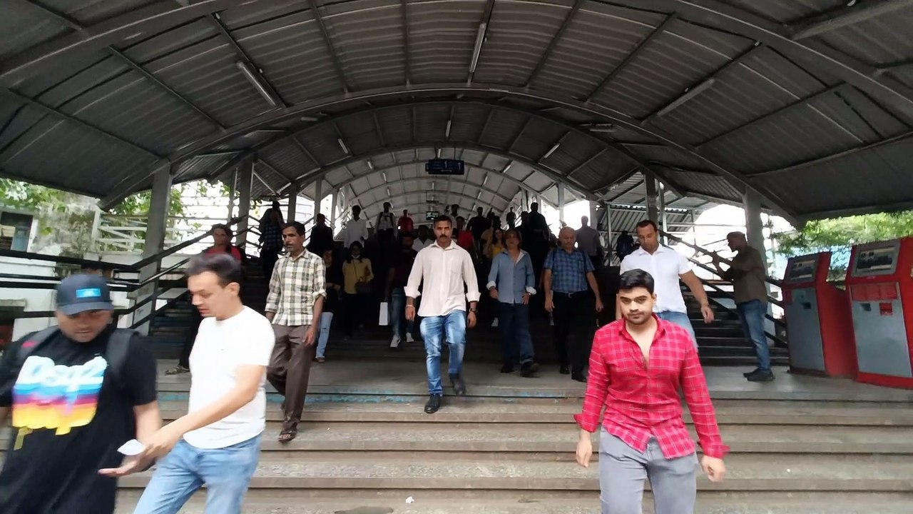 Mumbai Local Train में फिल्म Liger प्रमोशन करते नजर आए Vijay Deverakonda और Ananya Panday