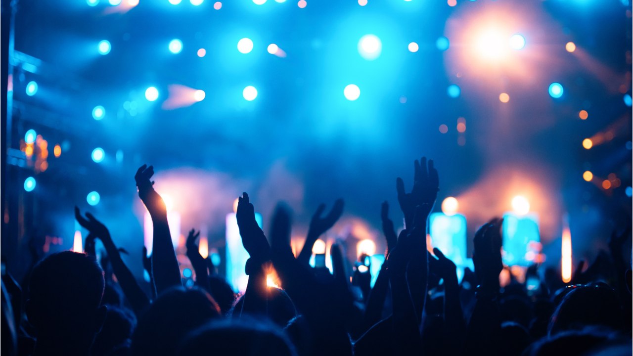 Terrible accident lors d’un concert un écran géant s’écrase sur scène et blesse gravement deux