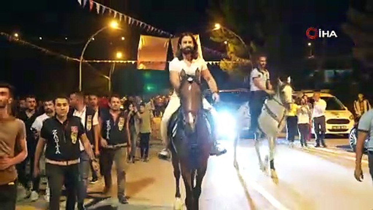 Koray Avcı, sahneye atla geldi