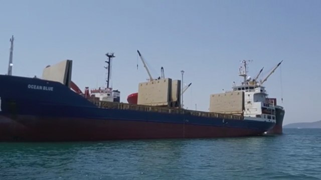 Güllük Limanı'na çekilerek narkotik köpekleri ile arama yapılan kuru yük gemisi SÖZCÜ tarafından görüntülendi