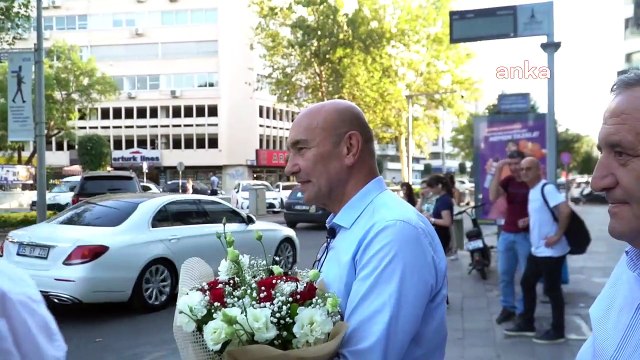 Tunç Soyer, darp edilen kadın şoförü otobüsünde ziyaret etti