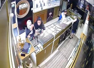 Müşteri gibi gelip, kaşla göz arasında altın zinciri böyle çaldılar