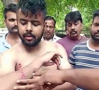 मारपीट के विरोध में कैब चालकों ने थाने पर दिया धरना