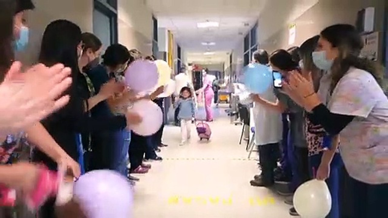 “El mejor día de mi vida”: Niña que pasó toda su vida en un hospital se marchó a casa. La ovacionaron