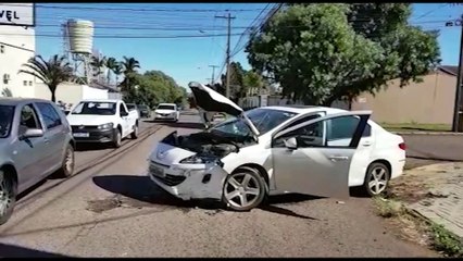 Batida entre dois veículos é registrada no Pacaembu