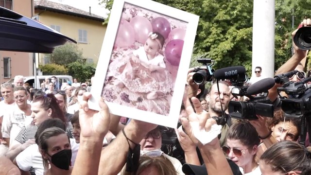 Folla e commozione ai funerali della piccola Diana a Milano