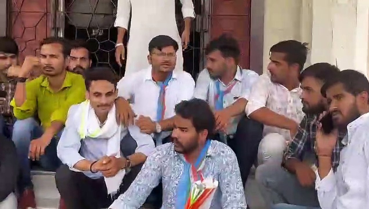 तिरंगा फहराने की मांग को लेकर एनएसयूआई ने किया प्रदर्शन