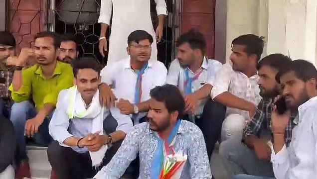 तिरंगा फहराने की मांग को लेकर एनएसयूआई ने किया प्रदर्शन