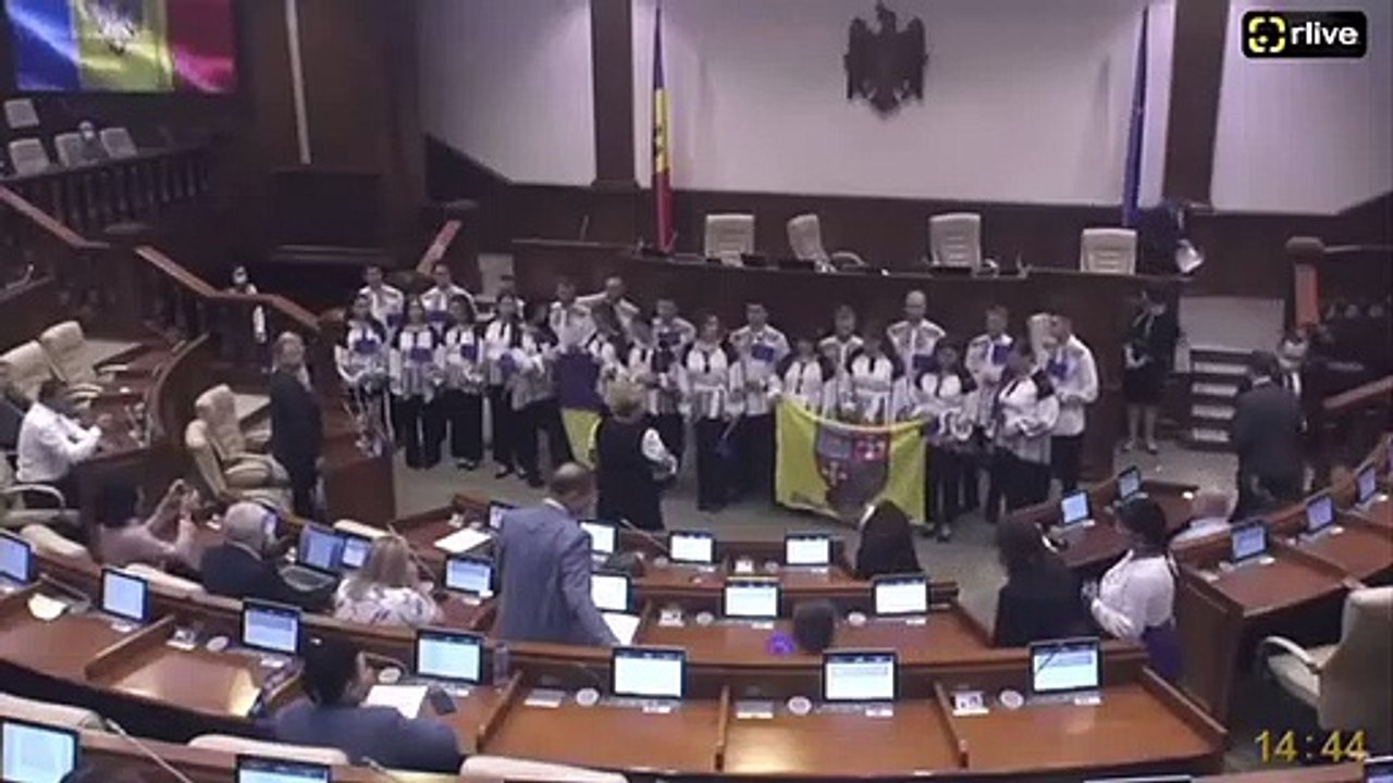 Сесія парламенту республіки Молдова завершилася виконанням гімну України колективом із Вінниці