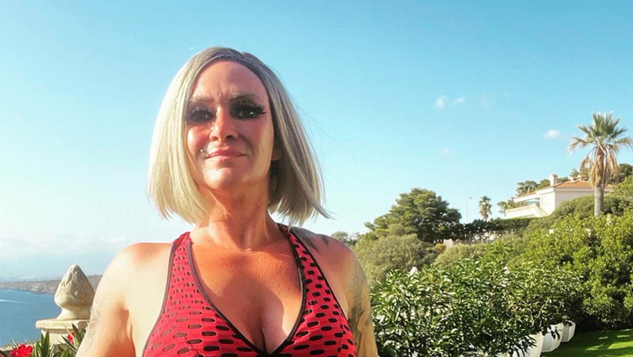 Kürzer geht nicht: Caro Robens im Mini-Jumpsuit mit Cut-outs